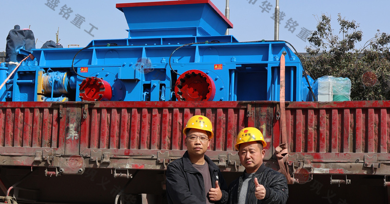 鵝卵石制砂用什么破碎機(jī)？推薦對(duì)輥機(jī)價(jià)格不貴還耐用