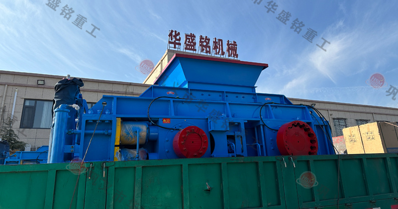 玄武巖粉碎成1-5mm用什么設(shè)備？推薦時(shí)產(chǎn)80噸對(duì)輥制砂機(jī)